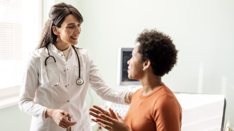Femme médecin et patiente dans la salle d'examen