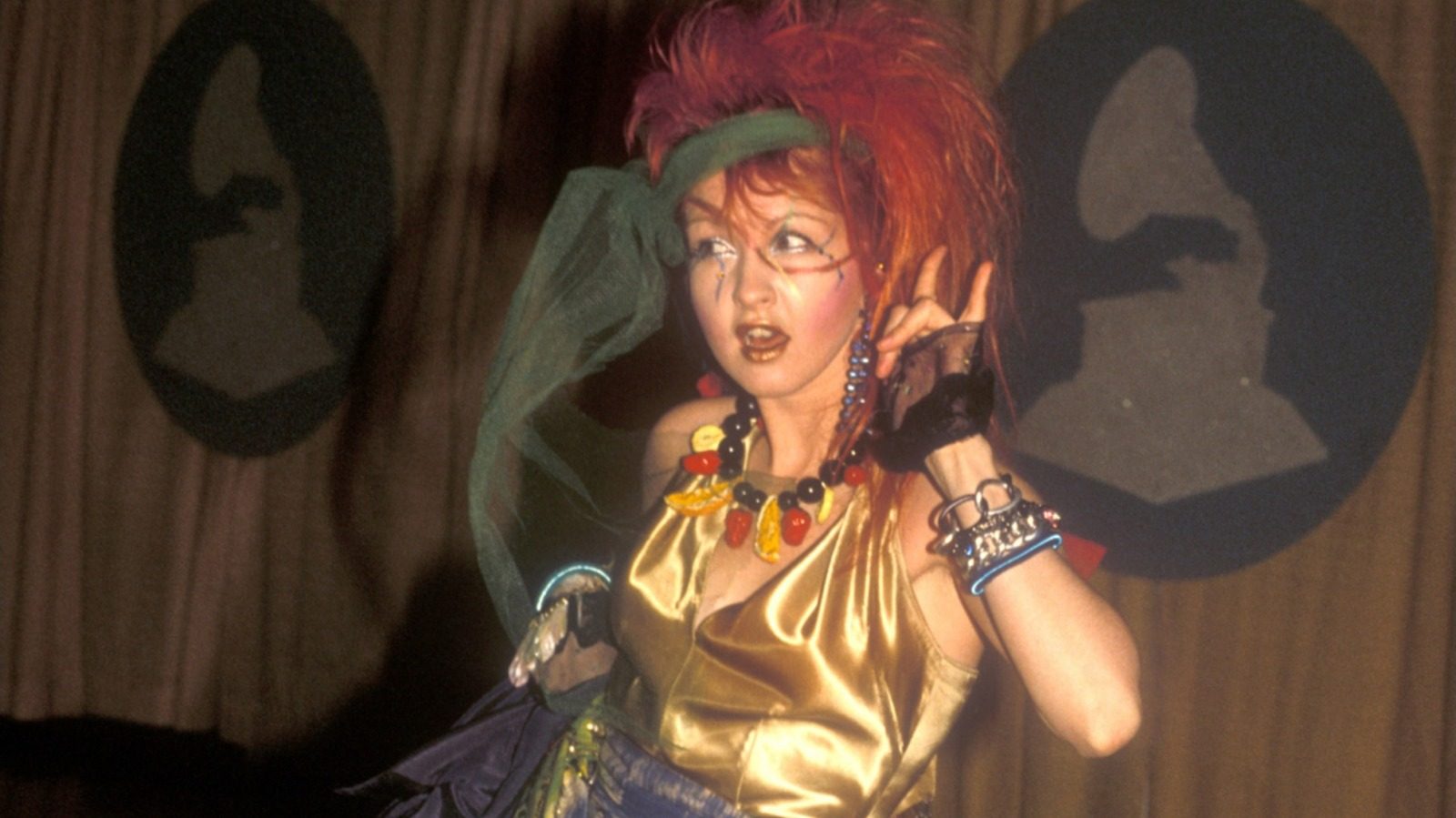 Photos de retour des tapis rouges des Grammys des années 80 qui mettent en valeur la mode amusante