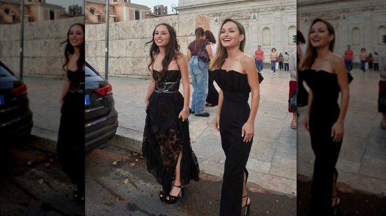 Giada de Laurentiis et sa fille Jade posent pour une photo pendant leurs vacances en Italie