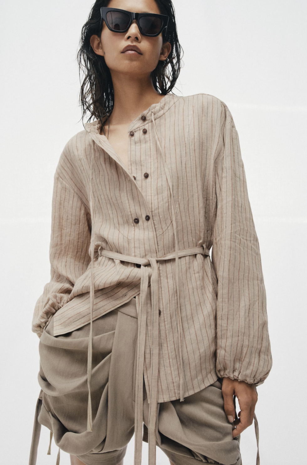 Chemise croisée en lin rayé (49,95 euros) / Réf. 1109/125/105