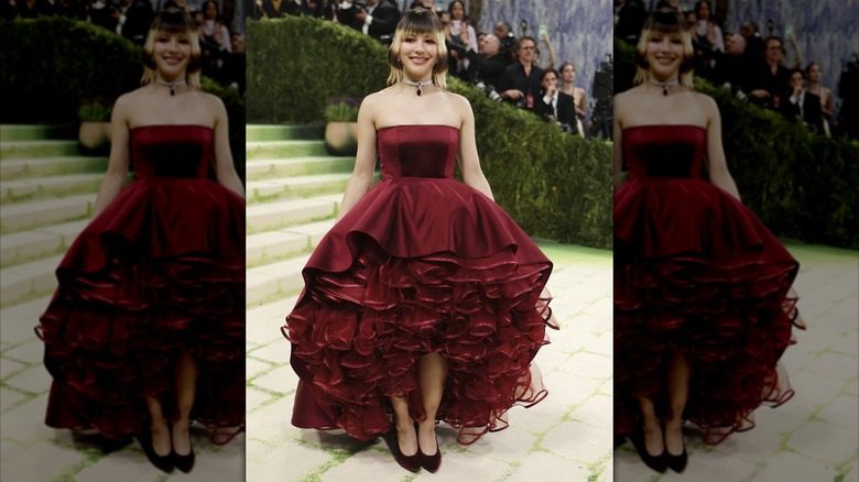 Alysa Liu porte une robe bordeaux au Met Gala 2026