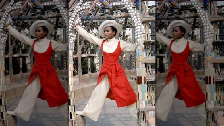 Diahann Carroll pose à la Watts Tower en 1960.