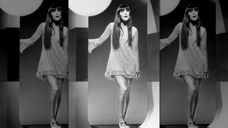 Photo de Cher en train de jouer.