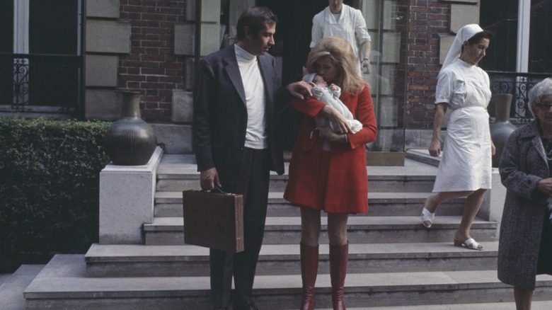 Jane Fonda quitte l'hôpital du Belvédère à Paris, 1968.