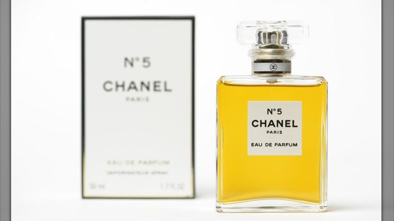 Une bouteille de Chanel n°5.