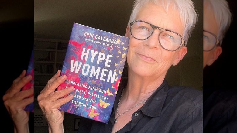 Jamie Lee Curtis tenant le livre Hype Women à côté de son visage.