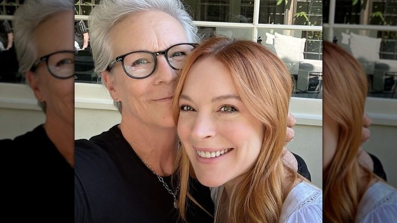 Jamie Lee Curtis et Lindsay Lohan souriant ensemble dans un selfie.