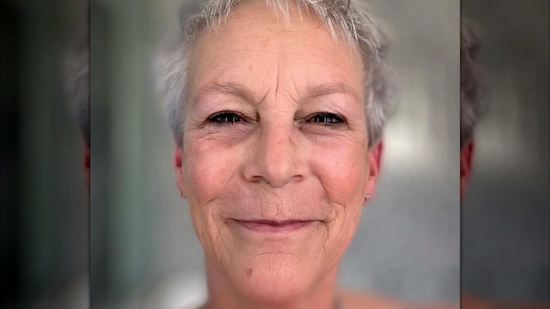 Jamie Lee Curtis souriant dans un selfie en gros plan.