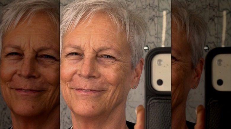 Jamie Lee Curtis souriant dans un selfie miroir.