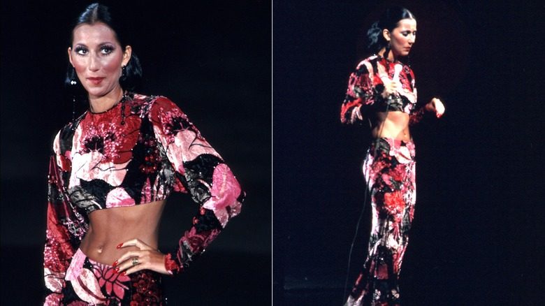 Cher se produit dans un crop top et une jupe longue en août 1972