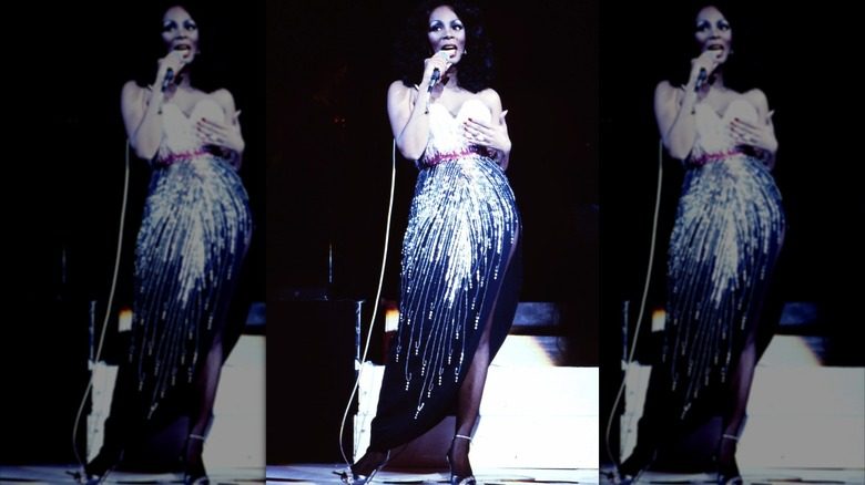 Donna Summer se produisant dans une tenue de bijoux à Los Angeles en 1978