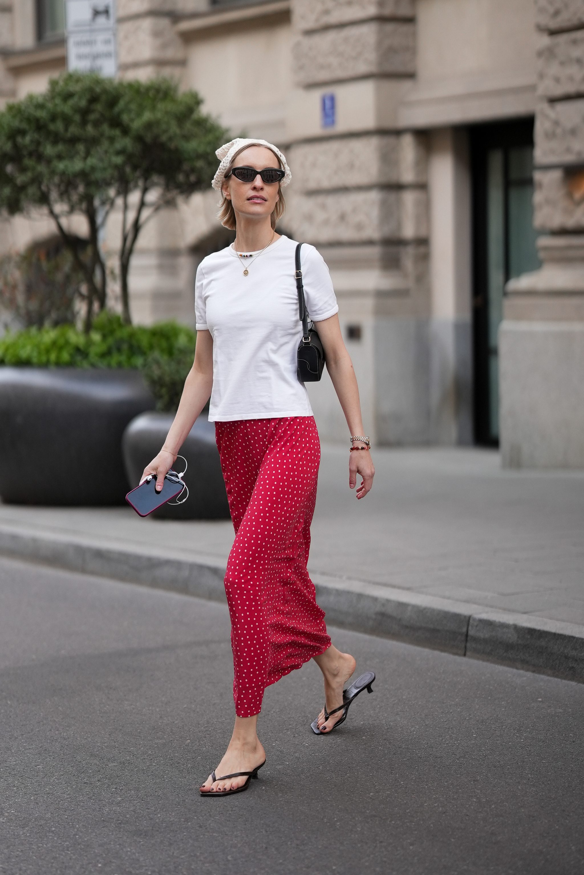 À porter avec une jupe midi rouge et un t-shirt en coton.
