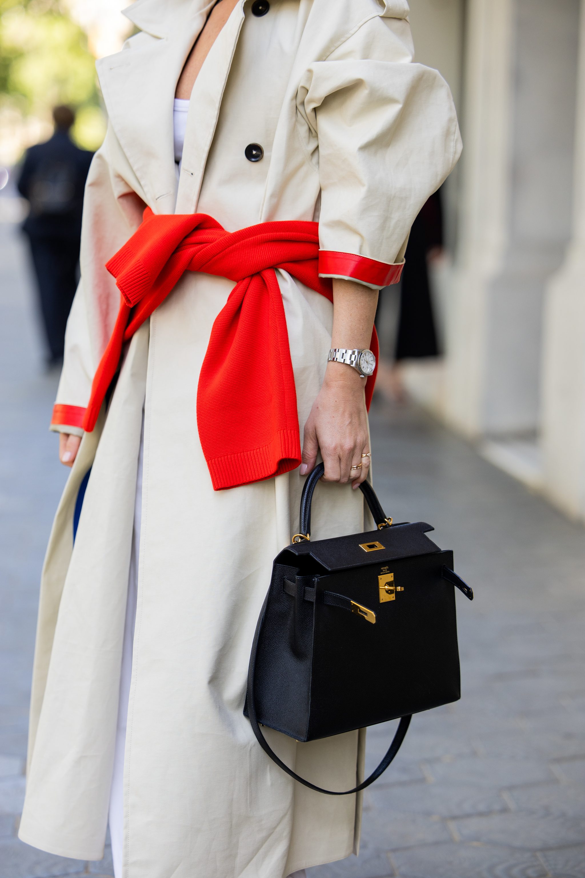 A porter avec un pull rouge noué à la taille.