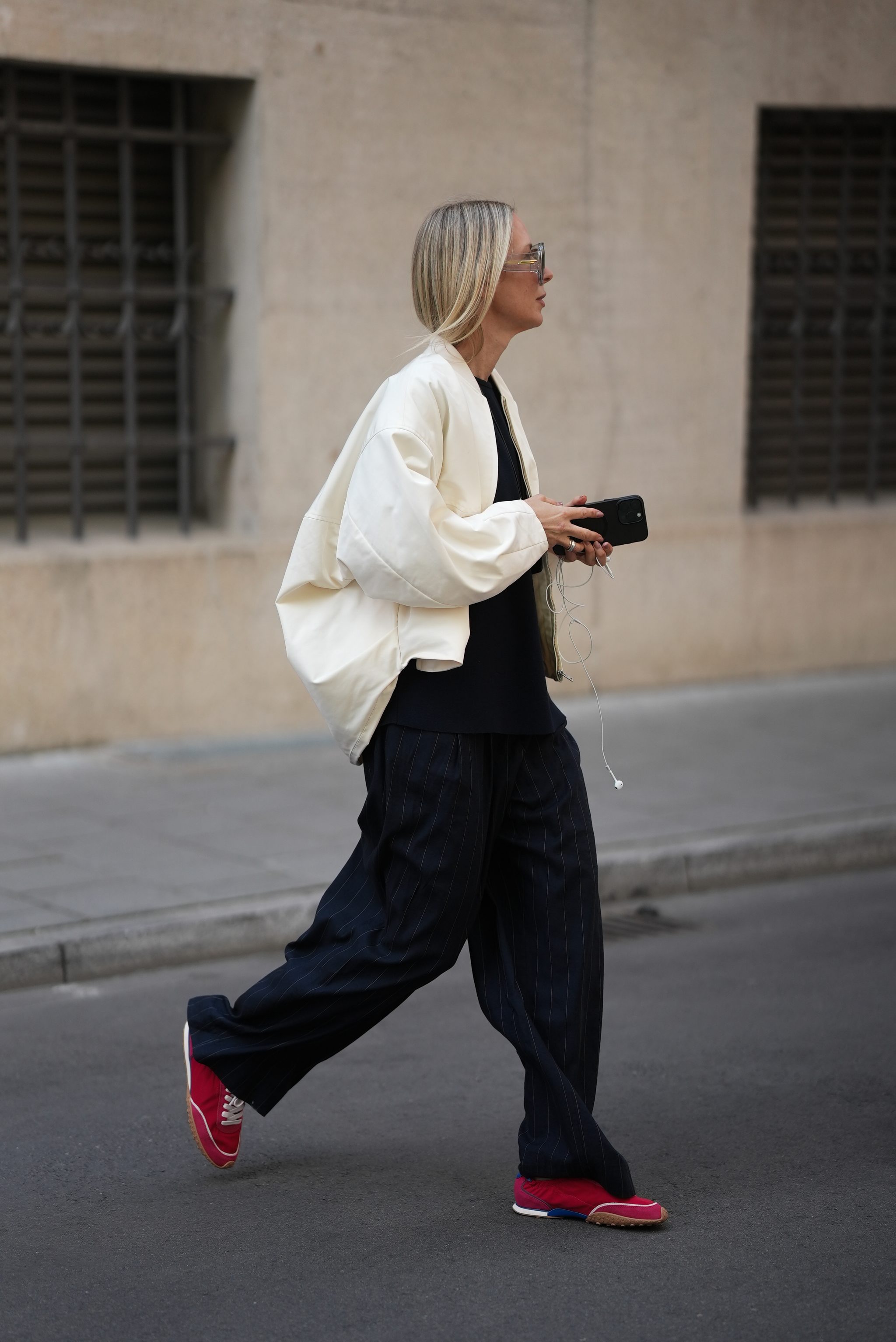 Regardez avec des baskets rouges.