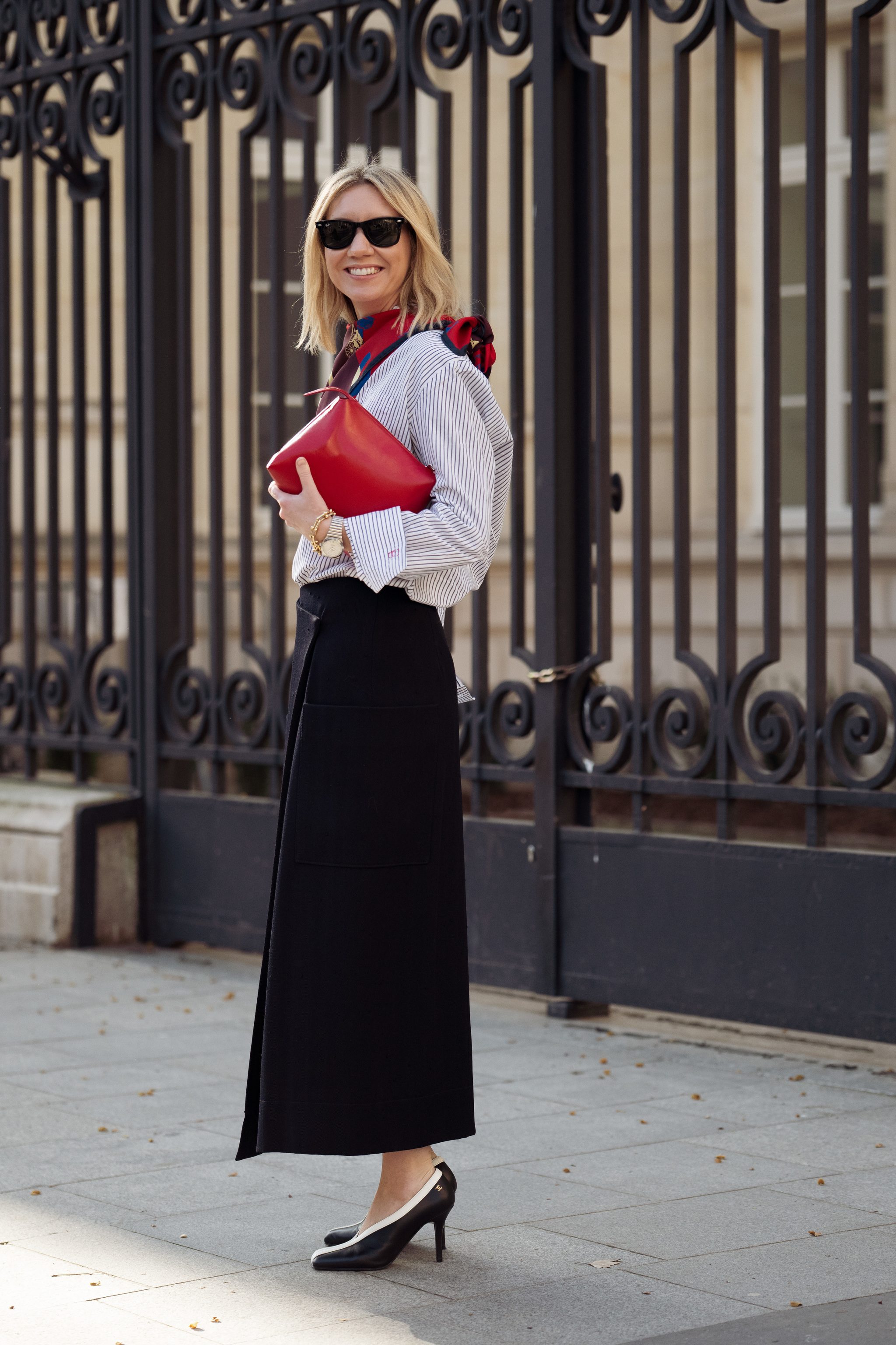 Lisa Aiken avec un sac rouge.