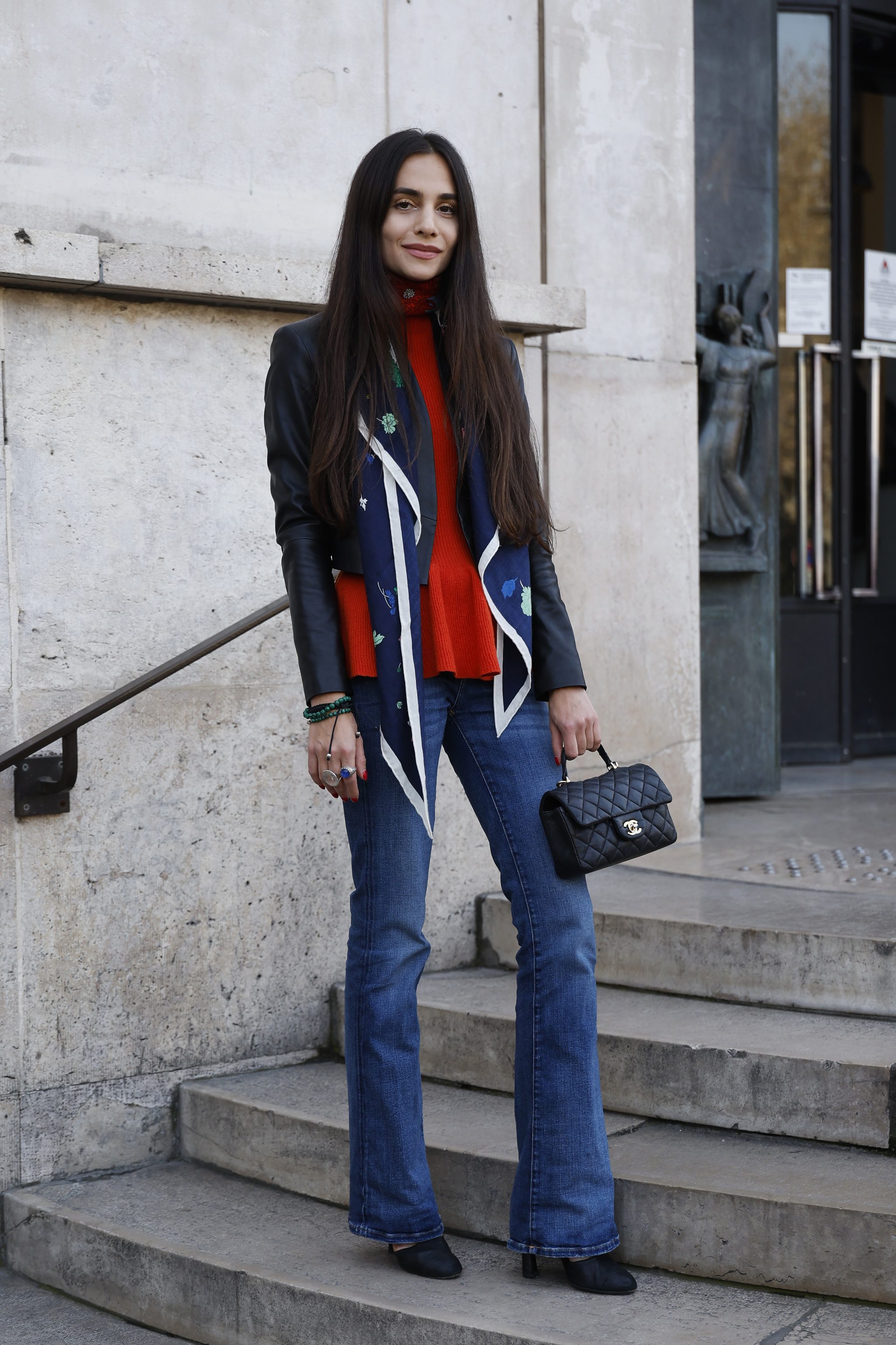 Look simple avec un haut rouge pour donner une touche de twist au reste des vêtements.