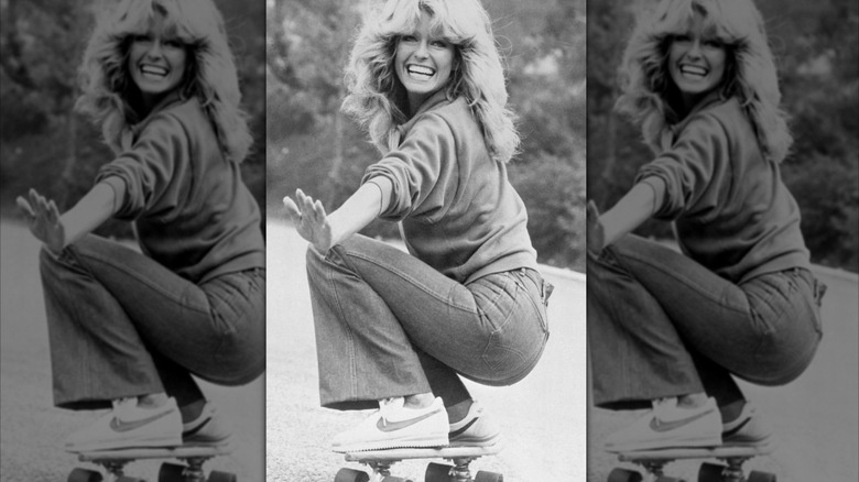 Farrah Fawcett fait des skateboards sur le tournage de "Les anges de Charlie"