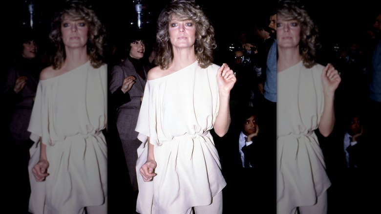 Farrah Fawcett porte un haut à épaules dénudées et un pantalon au Studio 54