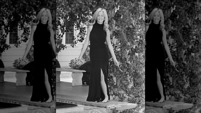 Farrah Fawcett porte une robe longue noire à col roulé