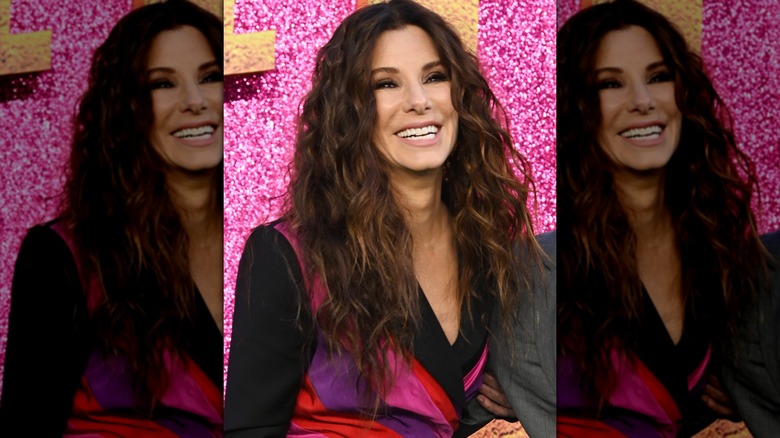 Sandra Bullock avec des boucles rebondissantes à Londres, Angleterre