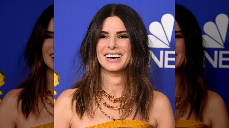 Sandra Bullock avec des vagues en désordre aux Golden Globes