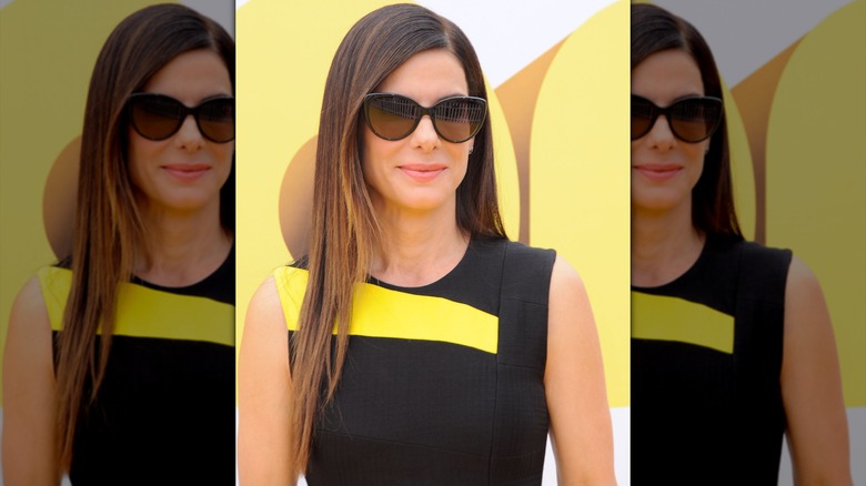 Sandra Bullock avec de longs cheveux raides au 