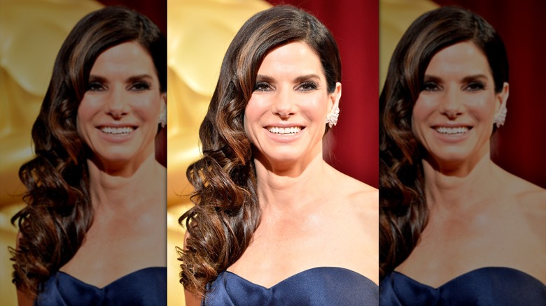 Sandra Bullock avec des boucles structurées aux Oscars