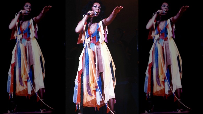 Donna Summer se produit dans une robe multicolore à Los Angeles en 1979