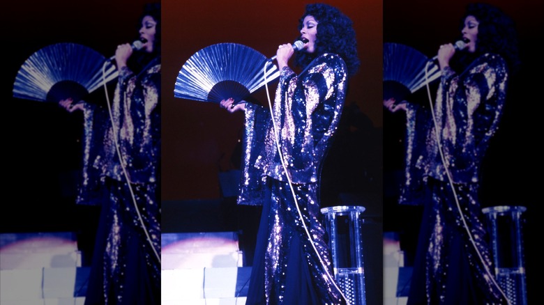 Donna Summer se produit dans une robe à paillettes et avec un fan à Los Angeles dans les années 1970