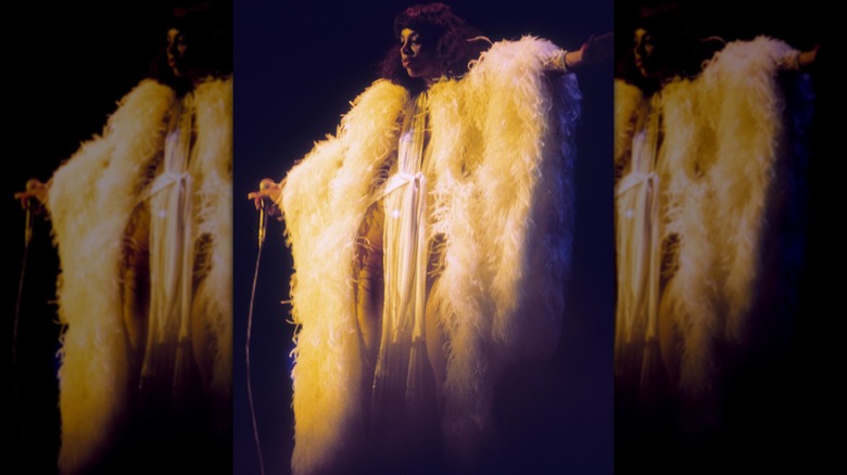Donna Summer se produit dans un costume de plumes à la fin des années 1970