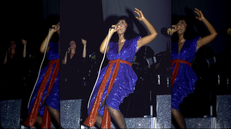 Donna Summer se produit au Oakland Coliseum à Oakland, en Californie, le 1er juillet 1979.