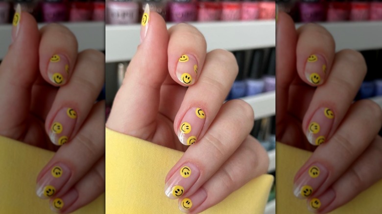Vue rapprochée d'une manucure smiley.