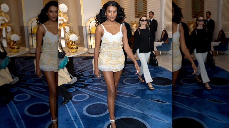 Simone Ashley porte une robe débardeur Toteme au Festival de Cannes 2026