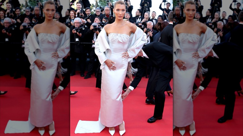 Bella Hadid portant une robe argentée ennuyeuse de Prada au Festival de Cannes 2026