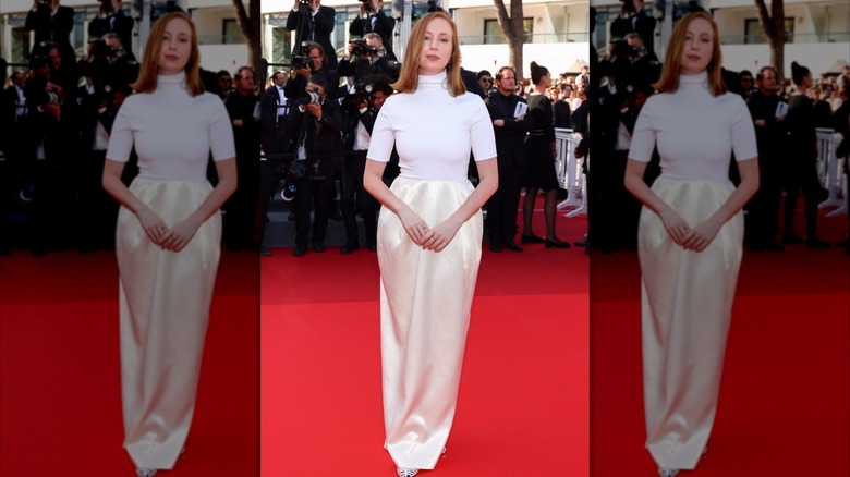 Hannah Einbinder porte une robe blanche Céline personnalisée au style terrible au Festival de Cannes 2026