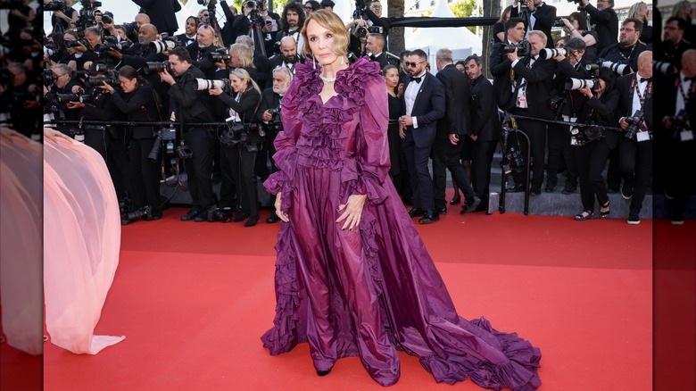 Philippine Leroy-Beaulieu porte une robe violette Saint Laurent au Festival de Cannes 2026