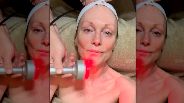 Julianne Moore publie un selfie pendant qu'elle reçoit un soin de la peau