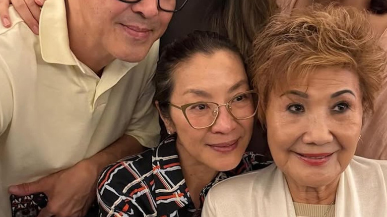 Michelle Yeoh posant pour un selfie de groupe sans maquillage