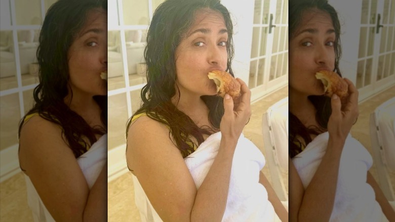 Salma Hayek dégustant une pâtisserie sans maquillage