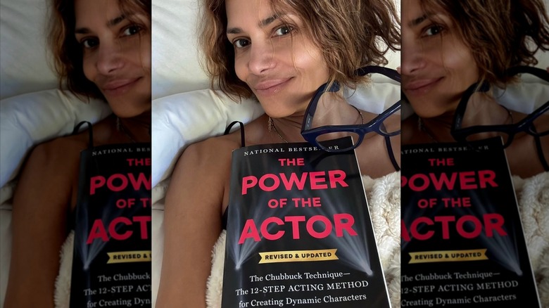 Halle Berry poste un selfie sans maquillage et avec un livre au lit