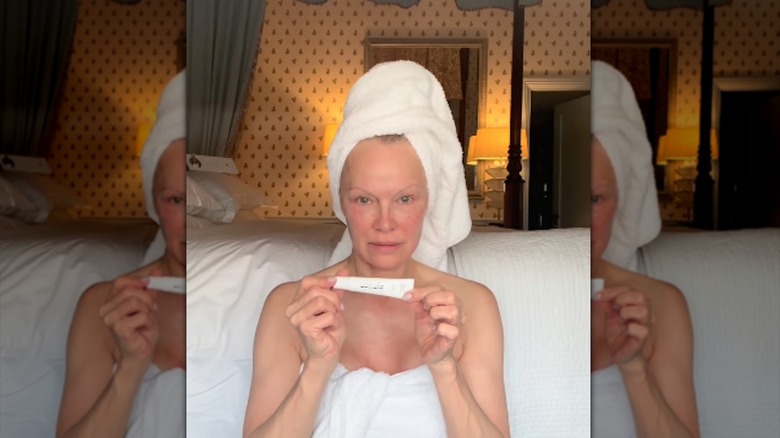 Pamela Anderson tourne une vidéo de soins de la peau sans maquillage sur Instagram