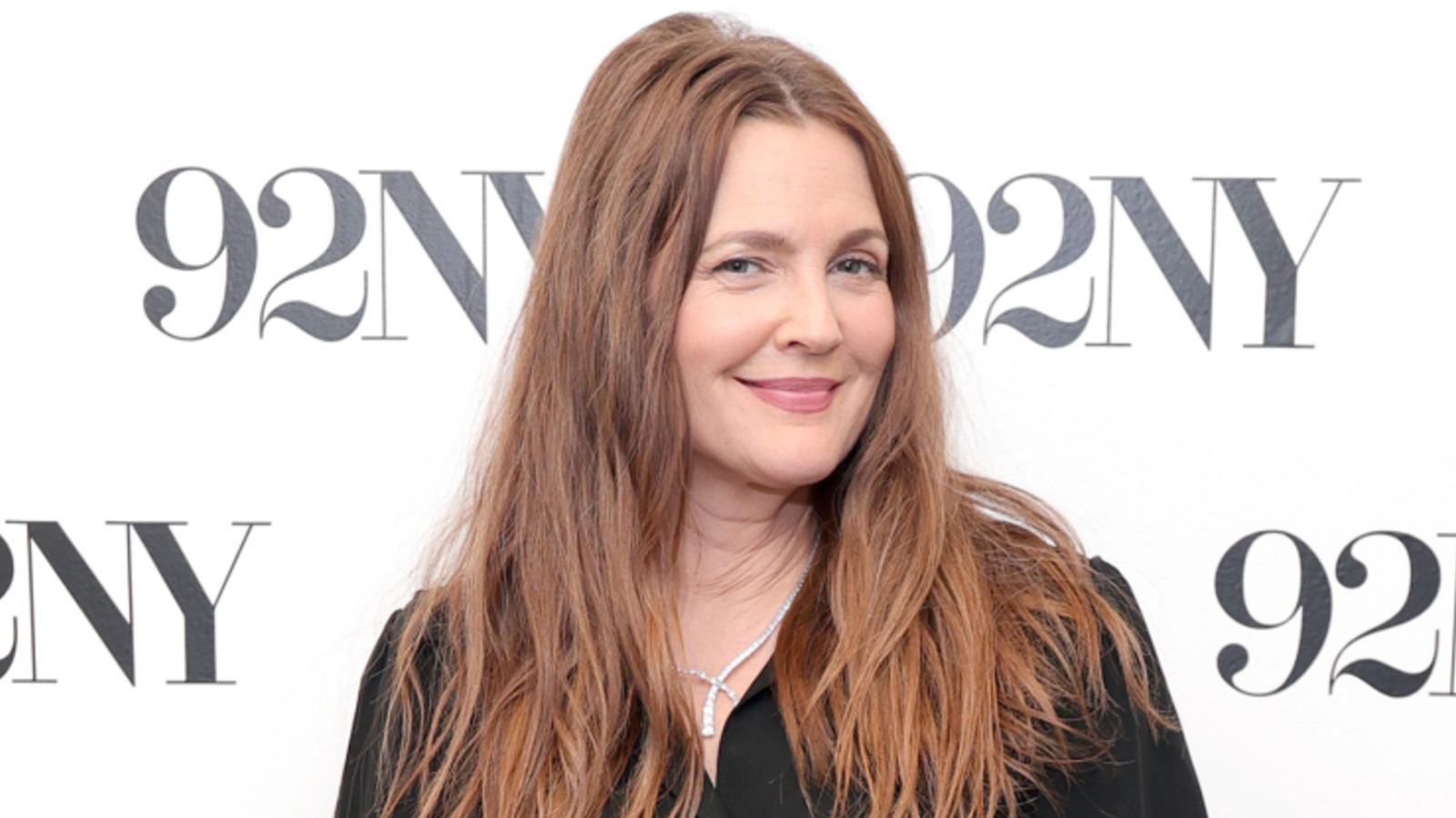 La transformation des cheveux gris de Drew Barrymore lui va si bien que nous souhaiterions que ce ne soit pas une perruque