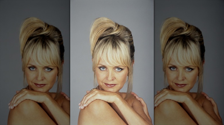 Twiggy pose pour une séance photo avec un chignon