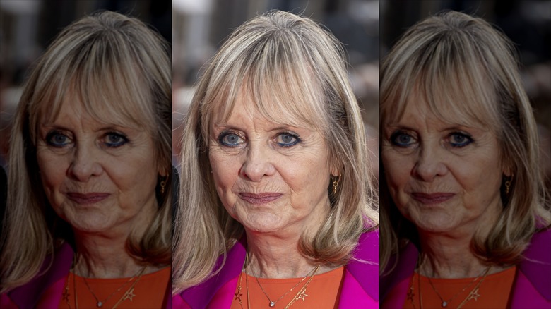 Twiggy sourit avec un fard à paupières bronze et un eye-liner bleu.