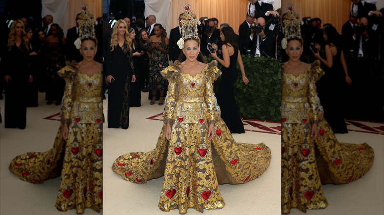 Sarah Jessica Parker posant au Met Gala dans une robe dorée et un casque doré orné en 2018.
