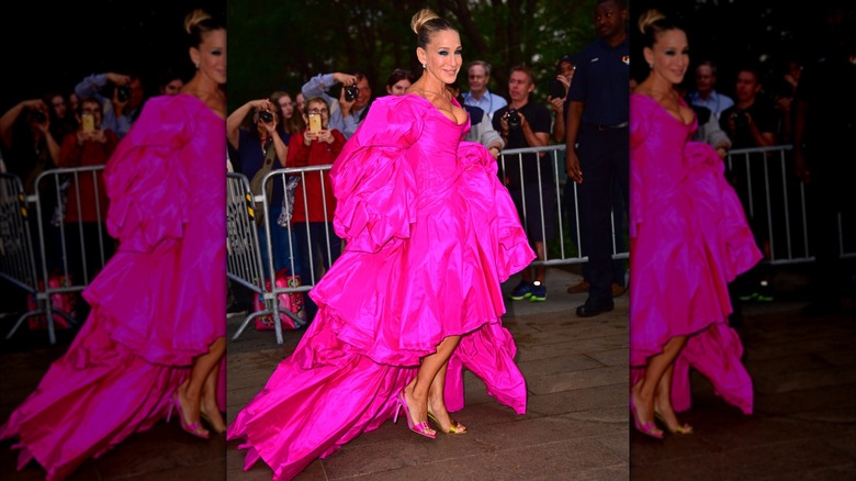 Sarah Jessica Parker posant dehors lors d'un événement en 2019, vêtue d'une robe rose ample.