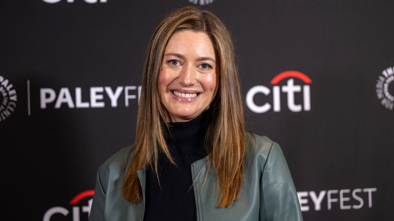 Zoe Perry du jeune Sheldon est devenue la jumelle de maman Laurie Metcalf et ces photos le prouvent