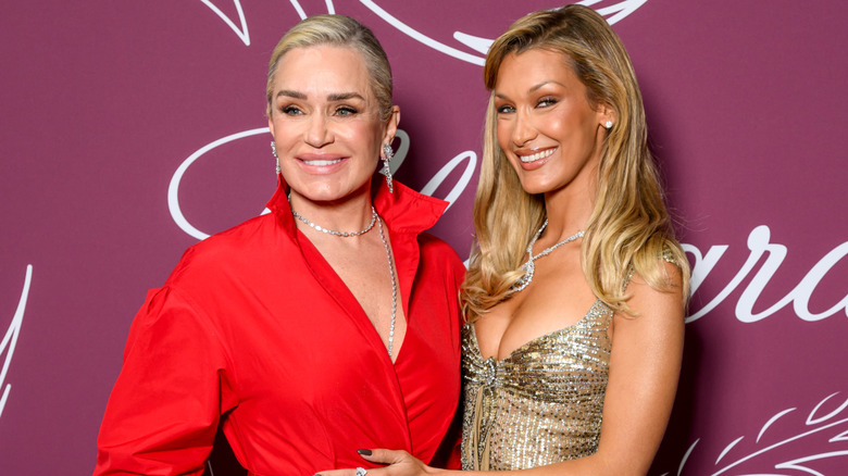 Yolanda Hadid et Bella Hadid posant pour une photo lors de la soirée de gala Chopard Miracle