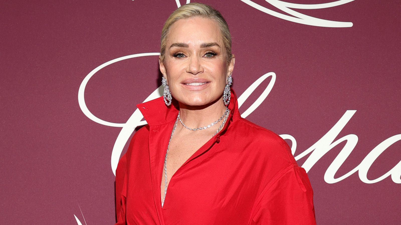 Le look tapis rouge de Yolanda Hadid à Cannes réécrit les règles sur les sourcils épais à 60 ans