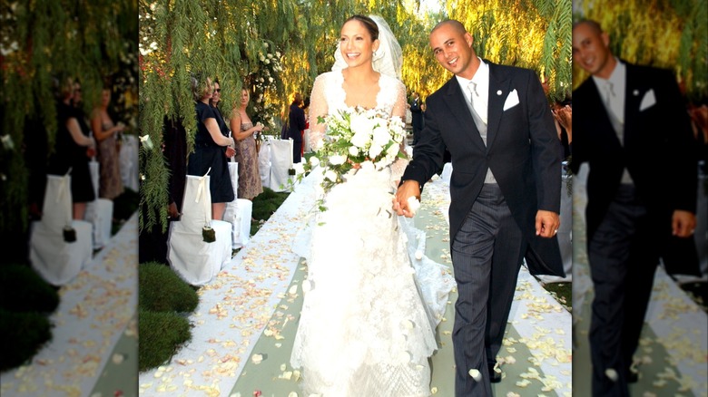 Jennifer Lopez souriante et tenant un bouquet lors de son mariage en 2001 avec Cris Judd.